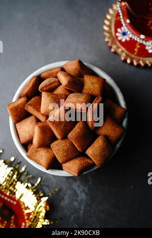 Hausgemachte Shakarpara oder Shankarpali - Diwali Snacks, selektiver Fokus Stockfoto