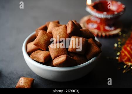 Hausgemachte Shakarpara oder Shankarpali - Diwali Snacks, selektiver Fokus Stockfoto