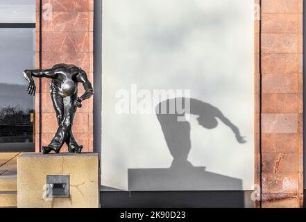 BAD FRANKENHAUSEN - 9. JAN 2016: Skulptur vor dem Panoramamuseum in Bad Frankenhausen, Deutschland. Die Statuen symbolisieren das Leiden der farme Stockfoto