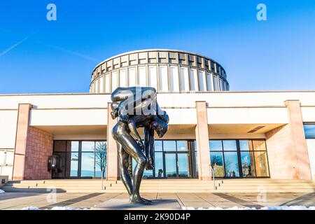 BAD FRANKENHAUSEN - 9. JAN 2016: Skulptur vor dem Panoramamuseum in Bad Frankenhausen, Deutschland. Die Statuen symbolisieren das Leiden der farme Stockfoto