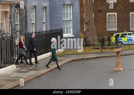 London, Großbritannien. 25. Oktober 2022. Die scheidende Premierministerin Liz Truss verlässt die Downing Street Nr. 10 mit ihrer Familie vor dem Treffen mit dem König. Quelle: Uwe Deffner/Alamy Live News Stockfoto