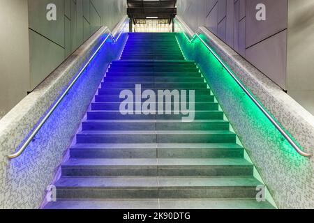 FRANKFURT, DEUTSCHLAND - 18. MÄRZ 2016: Beleuchtete Stufen im Bahnhof in der Nacht während der Luminale in Frankfurt, Deutschland. Das Light Festival dauert pl Stockfoto