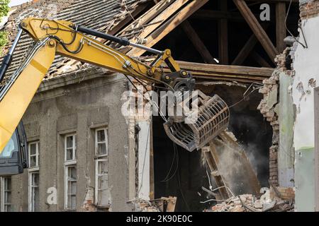 Ein Bagger während der Abbrucharbeiten eines Hauses Stockfoto