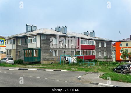 Yuzhno-Kurilsk, Russland - 01. August 2022: Stadtbild des Dorfes Yuzhno-Kurilsk auf der Insel Kunashir Stockfoto