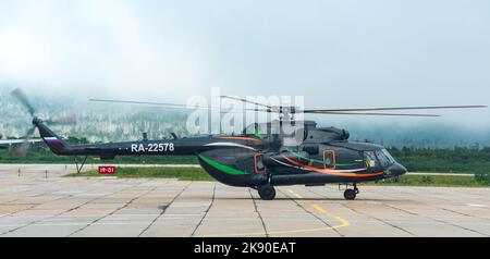 Yuzhno-Kurilsk, Russland - 03. August 2022: Hubschrauber auf dem Flughafen der Insel Kunashir bereitet sich auf den Start vor Stockfoto