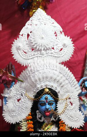Kalkutta, Westbengalen, Indien. 24. Oktober 2022. Die Einwohner von Kalkata feiern am 24.. Oktober Kali Puja und Diwali. (Bild: © Snehasish Bodhak/Pacific Press via ZUMA Press Wire) Stockfoto