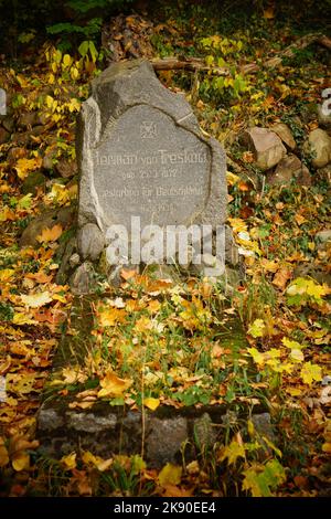 Eine vertikale Aufnahme eines Grabes auf dem Treskow-Friedhof im Owinska-Wald, Polen Stockfoto