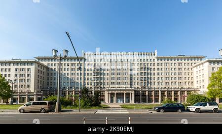 BERLIN, DEUTSCHLAND - 1. MAI 2016: Karl-Marx-Allee, ein monumentaler sozialistischer Boulevard des ehemaligen Ost-Berlins in Berlin, Deutschland. Stockfoto