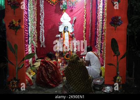 Kalkutta, Westbengalen, Indien. 24. Oktober 2022. Die Einwohner von Kalkata feiern am 24.. Oktober Kali Puja und Diwali. (Bild: © Snehasish Bodhak/Pacific Press via ZUMA Press Wire) Stockfoto