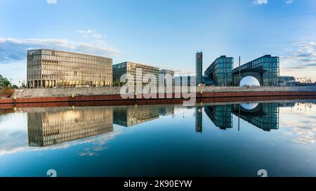 BERLIN, DEUTSCHLAND - 3. MAI 2016: Panoramablick auf die Spree und den Berliner Hauptbahnhof. Stockfoto
