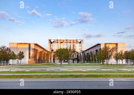 BERLIN, DEUTSCHLAND - 3. MAI 2016 : das Bundeskanzleramt mit bunten Bäumen bei Sonnenaufgang. Es ist der Sitz der deutschen Dose Stockfoto