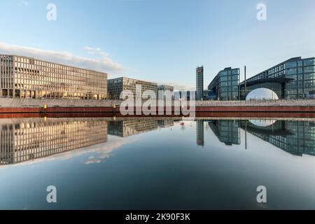 BERLIN, DEUTSCHLAND - 3. MAI 2016: Panoramablick auf die Spree und den Berliner Hauptbahnhof. Stockfoto