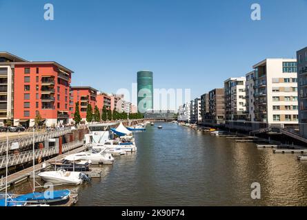 FRANKFURT, DEUTSCHLAND - 8. MAI 2016: Westhafen Tower im Hafengebiet in Frankfurt, Deutschland. Der West Harbour Tower gewann 20 die Martin-Elsaesser-Platte Stockfoto