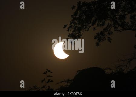 Neu-Delhi, Delhi, Indien. 25. Oktober 2022. Eine Ansicht der partiellen Sonnenfinsternis kann in Neu Delhi gesehen werden. (Bild: © Kabir Jhangiani/ZUMA Press Wire) Stockfoto