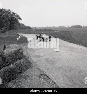 1962, historisch, ein einsitziger Rennwagen auf der Rennstrecke auf der Umgehungsstraße am Finmere Aerodome, einem stillstehenden RAF-Flugplatz in der Nähe von Buckingham, England, Großbritannien, wo Geoff Clarke’s Motor Racing Stables beheimatet ist. Die 1.000-ccm-Einsitzer der Rennschule waren Formel-Junior-Coopers mit Heckmotor. Stockfoto