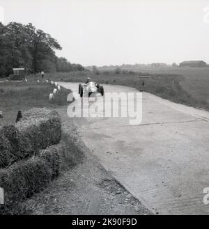 1962, historisch, ein einsitziger Rennwagen auf der Rennstrecke, die Umgehungsstraße, am Finmere Aerodome, einem stillstehenden RAF-Flugplatz in der Nähe von Buckingham, England, Großbritannien, wo Geoff Clarke's Motor Racing Stables beheimatet ist. Die 1.000-ccm-Einsitzer der Rennschule waren Formel-Junior-Coopers mit Heckmotor. Stockfoto