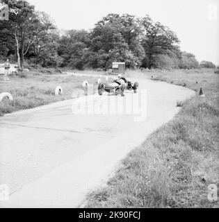 1962, historisch, ein einsitziger Rennwagen auf der Rennstrecke, die umlaufenden Straßenstrecken am Finmere Aerodome, einem stillstehenden RAF-Flugplatz in der Nähe von Buckingham, England, Großbritannien, wo Geoff Clarke’s Motor Racing Stables beheimatet ist. Die 1.000-ccm-Einsitzer der Rennschule waren Formel-Junior-Coopers mit Heckmotor. Stockfoto