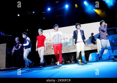 One Direction tritt im Bournemouth International Centre, Bournemouth, Großbritannien, auf. 03. Januar 2012. Kredit: Alamy/Charlie Raven Stockfoto