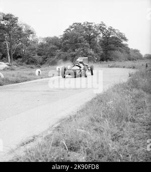 1962, historisch, ein einsitziger Rennwagen auf der Umkreisstraße am Finmere Aerodome, einem stillstehenden RAF-Flugplatz in der Nähe von Buckingham, England, Großbritannien, wo Geoff Clarke's Motor Racing Stables beheimatet ist. Die 1.000-ccm-Einsitzer der Rennschule waren Formel-Junior-Coopers mit Heckmotor. Stockfoto