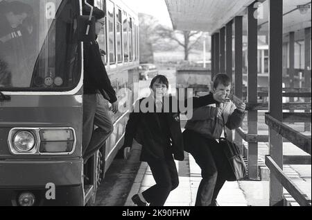 1987, historisch, Daumen hoch!......zwei Schüler, die aufgeregt einen Bus verließen, weil es wegen eines Lehrerstreiks keine Schule gab, York, England, Großbritannien. Stockfoto