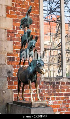 BREMEN, DEUTSCHLAND - 12. MAI 2016: Die Statue der Bremer Stadtmusikanten, die 1953 von Gerhard Marcks geschaffen wurde. Stockfoto