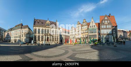 BREMEN, DEUTSCHLAND - 12. MAI 2016: Fassade des Schuettings, eines ehemaligen Gildenhauses auf dem Marktplatz. Im Juli 2004 die Roland-Statue und das Rathaus Stockfoto