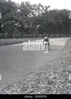 1954, historisch, Zuschauer beobachten Teilnehmer 31 auf der Strecke bei den Scarborough-Rennen, auf der Oliver's Mount Road Rennstrecke, England, Großbritannien. Diese hügelige und herausfordernde Naturrennstrecke, die sich in der Nähe des Strandes von Scarborough, Englands ältestem Badeort, befindet, fand erstmals 1946 ein Rennen statt, an dem über zwölftausend Zuschauer teilnahmen. Stockfoto