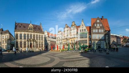 BREMEN, DEUTSCHLAND - 12. MAI 2016: Fassade des Schuettings, eines ehemaligen Gildenhauses auf dem Marktplatz. Im Juli 2004 die Roland-Statue und das Rathaus Stockfoto