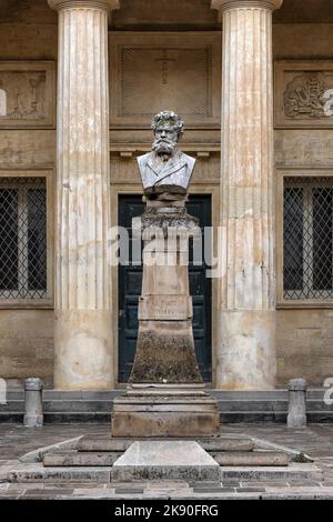 LECCE, ITALIEN - 14. OKTOBER 2022: Büste des italienischen Dichters Giosue Carducci im Convitto Palmieri Stockfoto