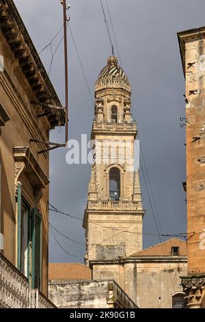 LECCE, ITALIEN - 14. OKTOBER 2022: Blick auf den Glockenturm der Kathedrale (Campanile del Duomo) in der Altstadt Stockfoto