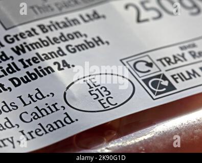 Fleisch EU-Ursprungsmarke, auf Irish Bacon IE 513 EG, Lebensmittelkontrollen auf Supermarktverpackungen Stockfoto