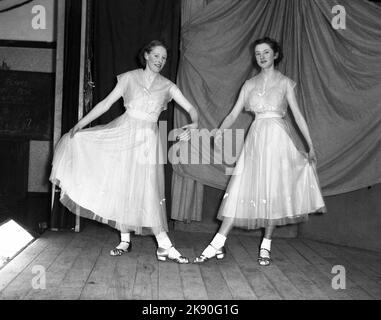 1955, historisch, Februar, zwei junge Frauen, die die Pantomine, Robin Hood, in ihren Kostümen für ihr Foto auf der Bühne posieren, Leeds, England, Großbritannien. Stockfoto