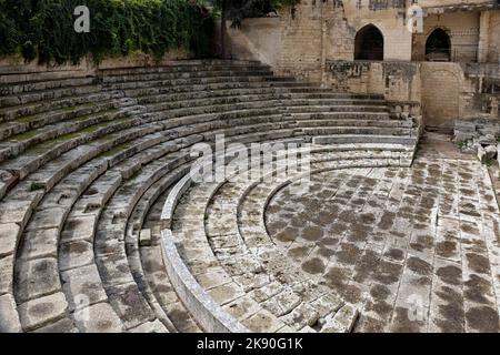 LECCE, ITALIEN - 14. OKTOBER 2022: Blick auf das römische Amphitheater auf dem Sant'Oronzo-Platz Stockfoto