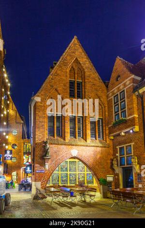 BREMEN, DEUTSCHLAND - 12. MAI 2016: Böttcherstraße bei Nacht in Bremen. Nur etwa 100 m lang, ist es für seine ungewöhnliche Architektur berühmt und zählt zu den t Stockfoto