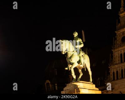 BREMEN, DEUTSCHLAND - 12. MAI 2016: Statue des deutschen Bundeskanzlers Otto von Bismarck, 1910 enthüllt und von Gladenbeck und Sohn in Berl entworfen und gebaut Stockfoto