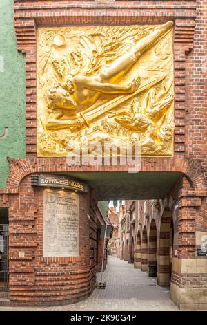 BREMEN, DEUTSCHLAND - 12. MAI 2016: Böttcherstraße mit goldener der Lichtbringer in Bremen. Sie ist nur etwa 100 m lang und berühmt für ihren ungewöhnlichen Architekten Stockfoto