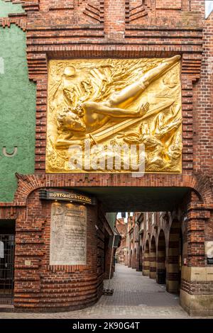BREMEN, DEUTSCHLAND - 12. MAI 2016: Böttcherstraße mit goldener der Lichtbringer in Bremen. Sie ist nur etwa 100 m lang und berühmt für ihren ungewöhnlichen Architekten Stockfoto