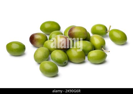 Haufen frischer roher grüner Oliven aus der Nähe isoliert auf weißem Hintergrund Stockfoto