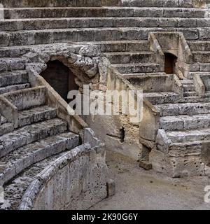 LECCE, ITALIEN - 14. OKTOBER 2022: Detail des römischen Amphitheaters auf dem Sant'Oronzo-Platz Stockfoto