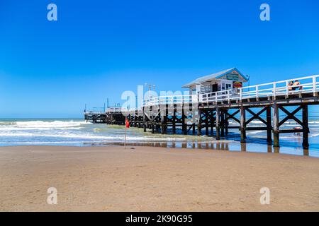 LA LUCILA DEL MAR, BUENOS AIRES, ARGENTINIEN - 12. JANUAR 2022: Blick auf den Strand mit der Fischerpier im Vordergrund. Sommertag im Januar vac Stockfoto