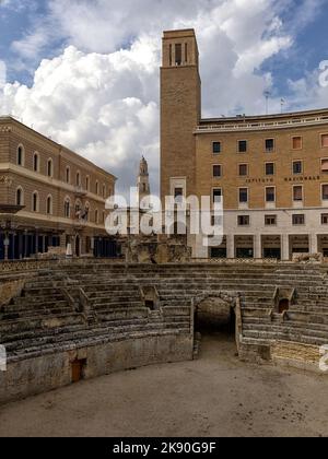 LECCE, ITALIEN - 14. OKTOBER 2022: Blick auf das römische Amphitheater auf dem Sant'Oronzo-Platz Stockfoto