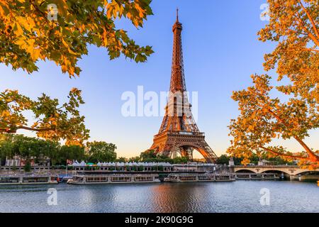 Paris, Eiffelturm und seine bei Sonnenaufgang. Paris, Frankreich. Stockfoto
