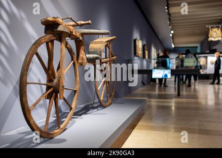 Nürnberg, Deutschland. 25. Oktober 2022. Ein Laufrad (vor 1903) aus Holz, Schmiedeeisen und Leder steht in der neuen Sektion der Dauerausstellung "Handwerk und Medizin 1500-1900" im Germanischen Nationalmuseum. Ab dem 27. Oktober 2022 können Besucher dort wieder Handwerksgeräte und medizinische Instrumente vom Anfang des 16.. Jahrhunderts bis zum Ende des 19.. Jahrhunderts besichtigen. Quelle: Daniel Karmann/dpa/Alamy Live News Stockfoto