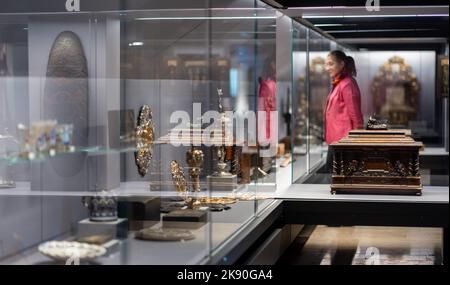 Nürnberg, Deutschland. 25. Oktober 2022. Die Gildenschublade der Nürnberger Metzger (Nürnberg um 1670/80) befindet sich im neuen Teil der Dauerausstellung 'Handwerk und Medizin 1500-1900' im Germanischen Nationalmuseum. Ab dem 27. Oktober 2022 können Besucher dort wieder Handwerksgeräte und medizinische Instrumente vom Anfang des 16.. Jahrhunderts bis zum Ende des 19.. Jahrhunderts besichtigen. Quelle: Daniel Karmann/dpa/Alamy Live News Stockfoto