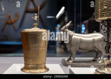 Nürnberg, Deutschland. 25. Oktober 2022. Der "Lidded Cup der Nürnberger Schneider" (1586) befindet sich im neuen Teil der Dauerausstellung "Handwerk und Medizin 1500-1900" im Germanischen Nationalmuseum. Ab dem 27. Oktober 2022 können Besucher dort wieder Handwerksgeräte und medizinische Instrumente vom Anfang des 16.. Jahrhunderts bis zum Ende des 19.. Jahrhunderts besichtigen. Quelle: Daniel Karmann/dpa/Alamy Live News Stockfoto