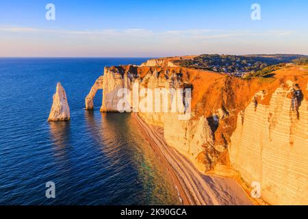 Normandie, Frankreich. Die Klippen des Dorfes Etretat mit dem Bogen Porte d'Aval und dem Felsen, der als Aiguille d'Etretat bekannt ist. Stockfoto
