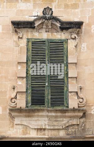 LECCE, ITALIEN - 14. OKTOBER 2022: Alte grüne Holzläden auf barockem Gebäude in der Altstadt Stockfoto