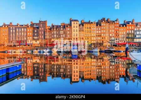 Honfleur, Frankreich. Vieux Bassin, alter Hafen im Herzen der Stadt. Stockfoto
