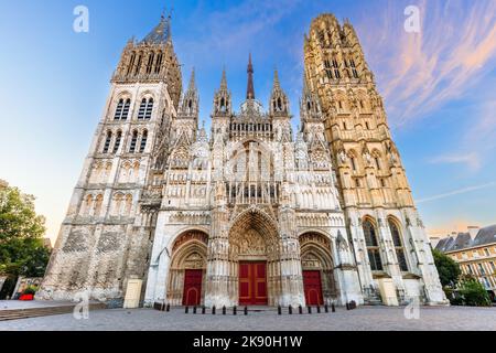 Rouen, Normandie, Frankreich. Die Westfront der Kathedrale von Rouen, die für ihre Türme berühmt ist. Stockfoto