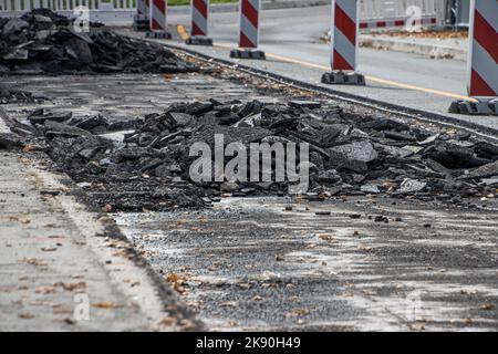 Haufen von Pflastersteinen nach einer Straßenfräse Stockfoto